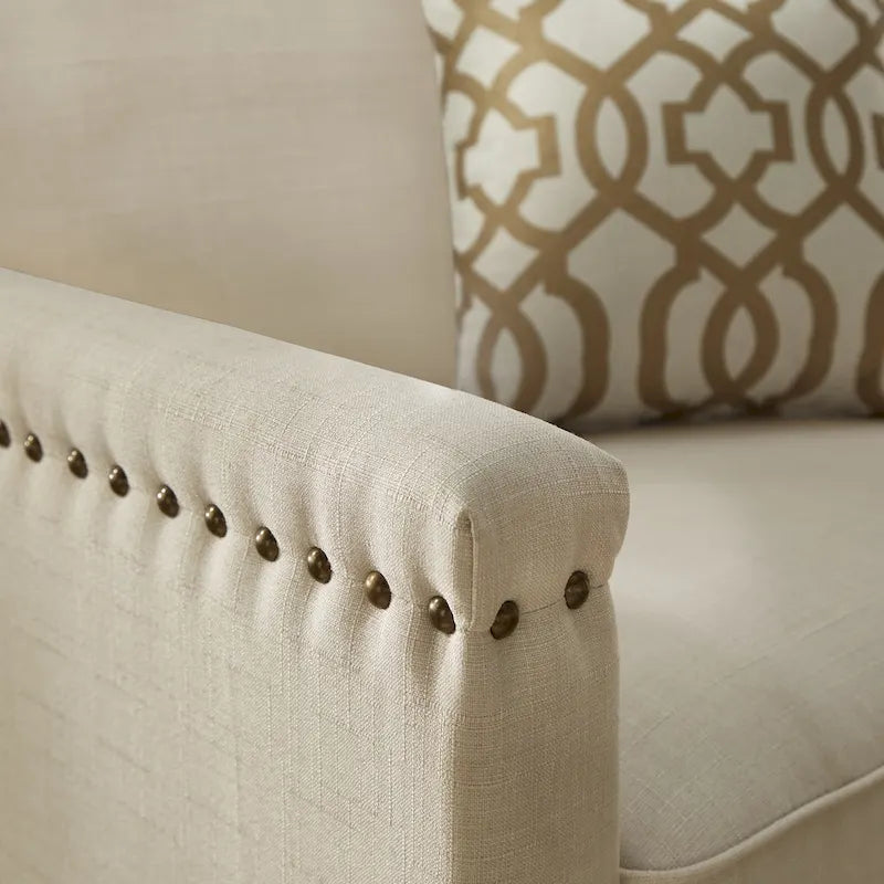 Chaise en tissu ivoire avec garniture cloutée