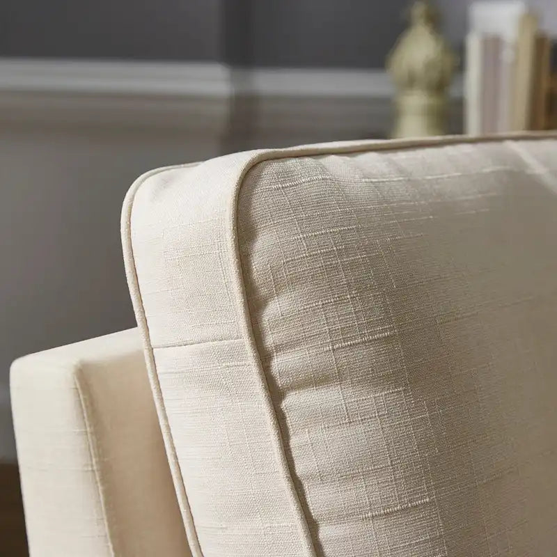 Chaise en tissu ivoire avec garniture cloutée