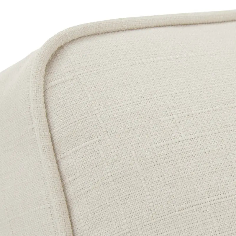 Chaise en tissu ivoire avec garniture cloutée