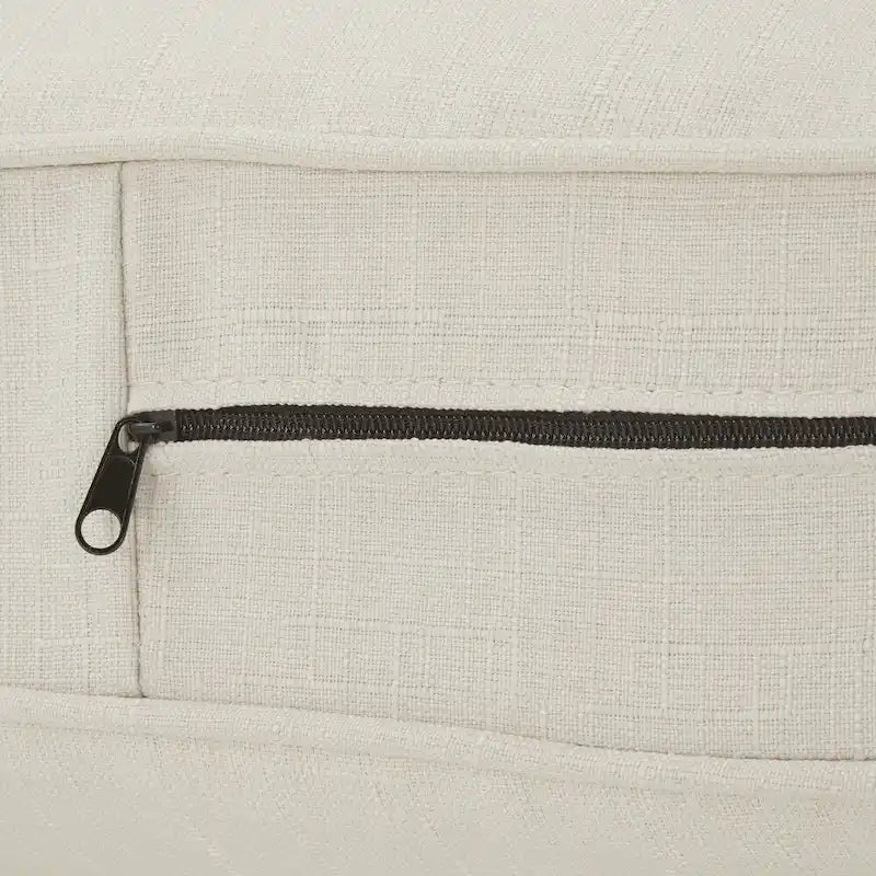 Chaise en tissu ivoire avec garniture cloutée